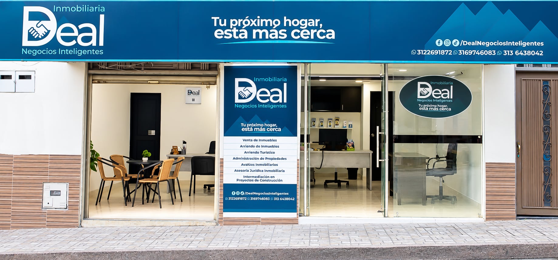Fachada de Inmobiliaria Deal en Cra 14 #9-32, Caicedonia, con el aviso azul de la inmobiliaria
